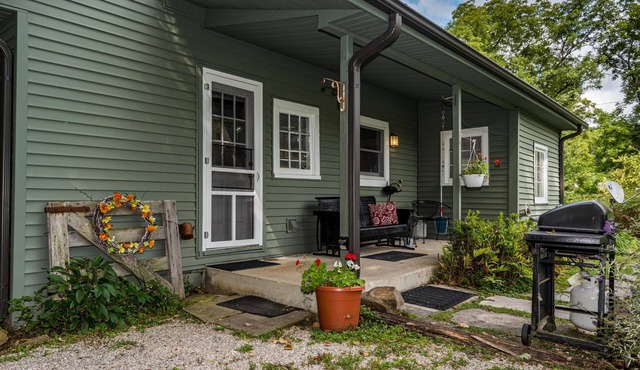 Romantic Creekside Cottage w/Hot Tub | 2 Miles to Nashville