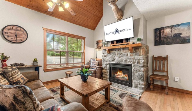 Romantic Getaway Near Silver Dollar City with Free Tickets & Onsite Golf Course