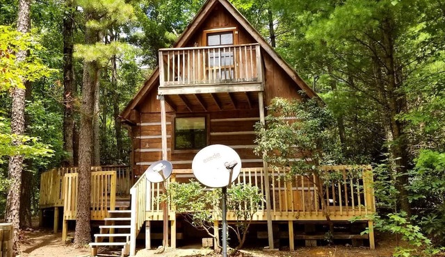 Romantic Log Cabin with Hot Tub near Cherokee National Forest, Tennessee