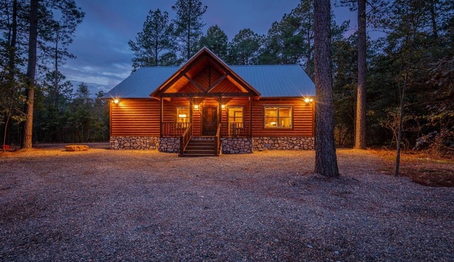 Romantic Music-Inspired Cabin with Hot Tub, Spa Bath, Outdoor TV & Fireplaces