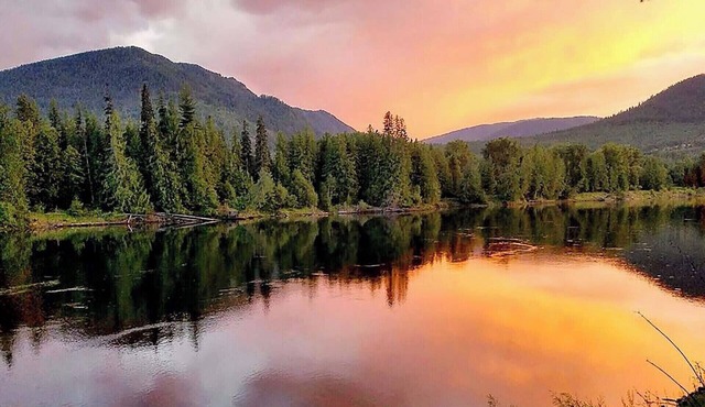 Romantic Waterfront Shabby Chic Cabin on the Clark Fork River! #SwankyCabin in Clark Fork