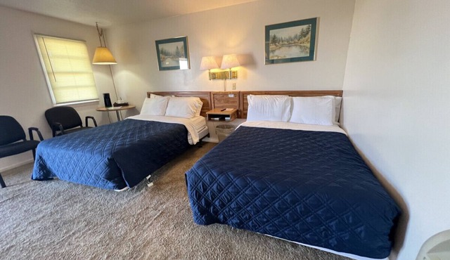Room 111 - Double Full - Sleeps 4 - West Lake Grandvue Inn