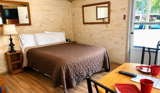 Room 18-1 Queen Suite-Woodland Motor Lodge