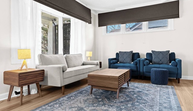 Royal Blue Haven ~ Walk Downtown Royal Oak, Game Room, Jetted Tub, Clean + Cozy