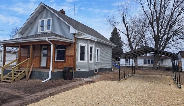Rustic Charm & Cozy Comfort in Peaceful area. Family friendly pet friendly.