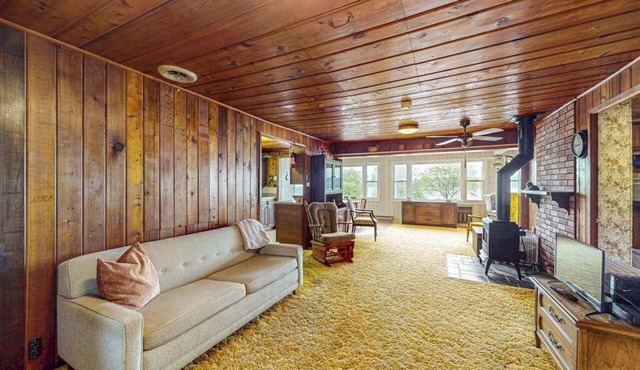 Rustic Cottage w/dock access, kayaks, and year-round adventures in East Jordan