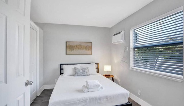 Rustic Retreats Cozy 1BR for 4 guests minutes from Las Olas