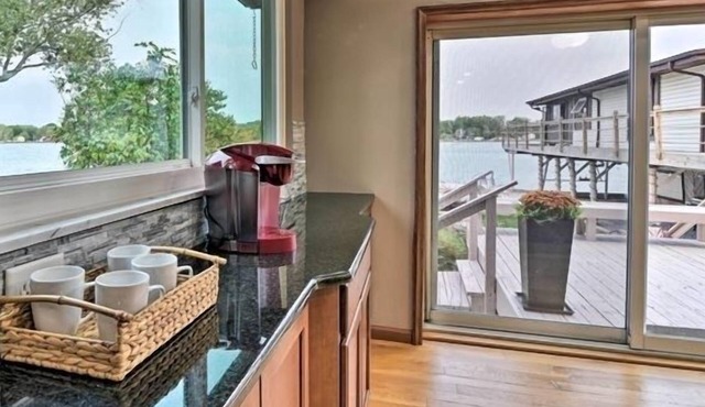 Saint Clair River front Retreat With 6 Beds - Enjoy Fishing-Kayak-Relax