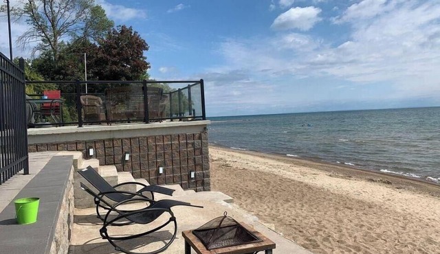 SANDY BEACHFRONT cottage with HOT TUB and FIRESTOVE