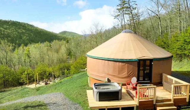 Scenic forest yurt w/hot tub & river access