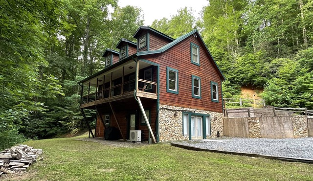 Secluded Cabin near Great Smoky Mts, Game room