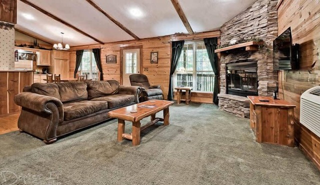 Secluded Cabin with fireplace near Beaver lake