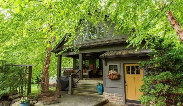 Secluded Cabin, Walkable Neighborhood, Serene