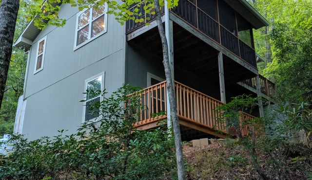 Secluded cabin, yet 3 minutes from town. Wi-Fi on Premises.
