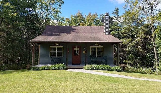 Secluded Cottage with Indoor Hot-Tub Ideal for Couples in Virginia