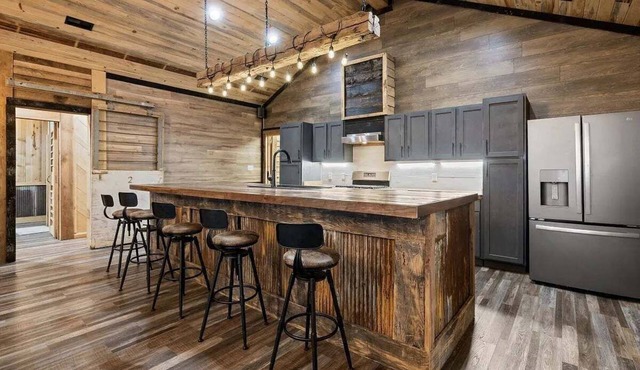 Secluded Group Lodge on 20 Acres