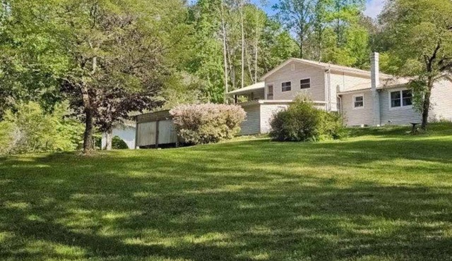Secluded home on 13 acres with jetted tub, screened porch & wildlife sightings