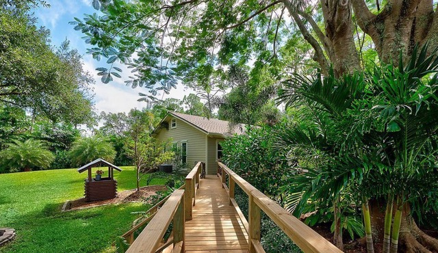 Secluded King and Queen Open Concept Guest house