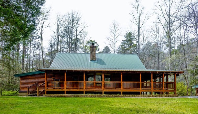 Secluded Lodge with Hot Tub! Outdoor enthusiast's dream!