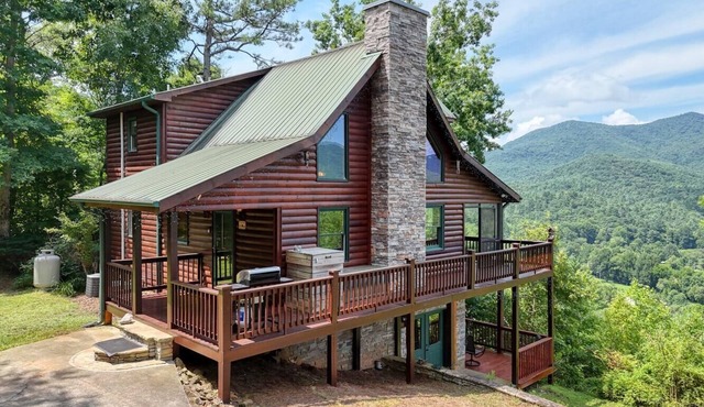 Secluded Mountain-Top Cabin with Stunning Sunset Views, Hot Tub and Fireplace