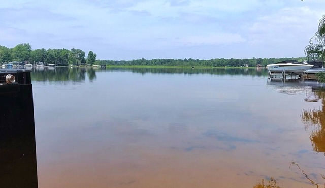 Serene 3-bedroom house with dock and boat slip on Washington Lake in Shawano