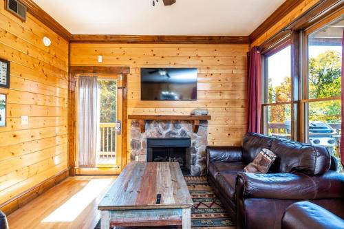 Serene Cabin w Grill Hot Tub & Resort Pool