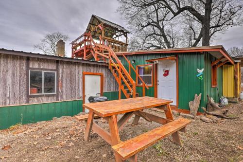 Serene Green Forest Hideaway w/Spacious Yard