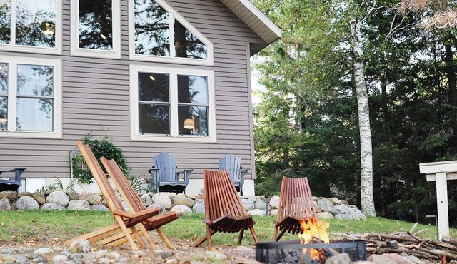 Serene Lakefront Retreat: A/C, dock, canoe, kayaks