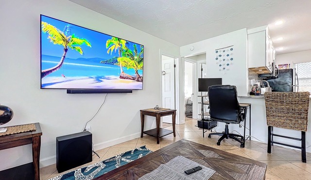 Serene Sarasota Retreat with King Bed, Full Kitchen, Fast Wi-Fi and A/C
