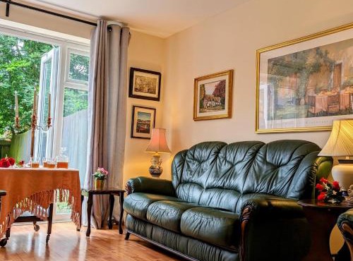 Sherlock's Moray House -Idea long stay for contractors & family Two bedroom mid terrace 3 beds 2 sofa beds Sleep 5 Working facility Free WiFi TV & private parking Enclose rear garden dog friendly Sainsbury's & takeaway pubs in walking distance in Castle Gresley