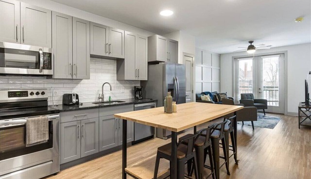 Shop & Dine Nearby! Cozy Cincy Condo Awaits