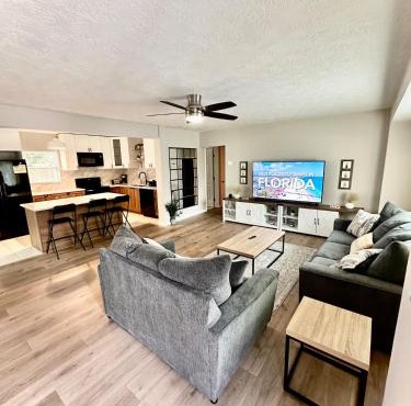 Siesta Beach Getaway - Minutes to Beach, Shops, Dining