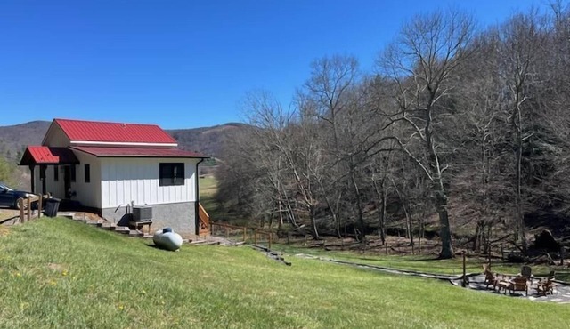 Silo Rose - Modern Cabin, Creekside, Foosball, Games, Firepit, 3 Suites, Dog Friendly