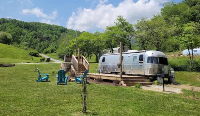 Silver Cabin 1- Restored Airstream right next to GSMNP!