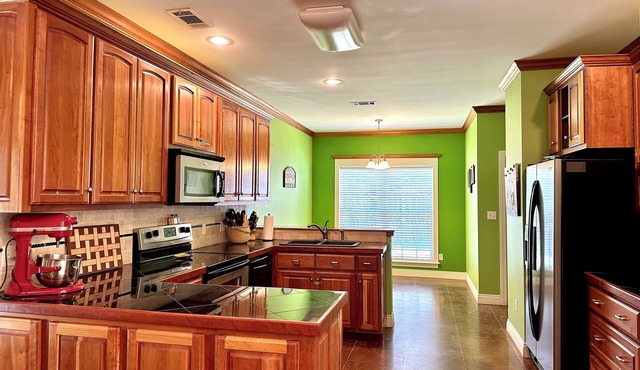 Simple Shaker Home - Only 1.5 miles from I-40 and Scenic Hwy 7