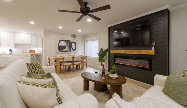 Sleeps 10 | Spacious Luxe Retreat w/Fireplace