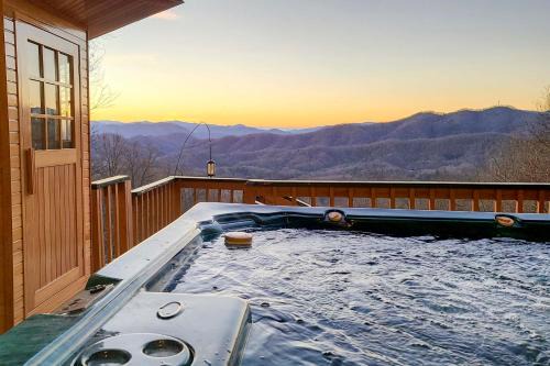 Smoky Mountain Cabin w/Hot Tub & Views!
