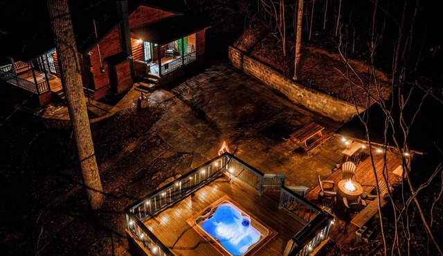 Smoky mountains secluded couples retreat cabin in Franklin!