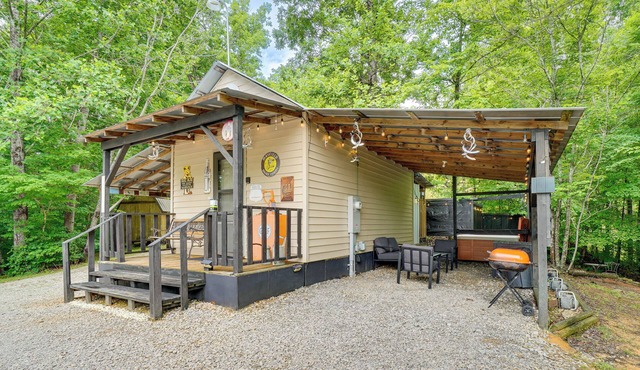 Smoky Mtn Tiny Cabin Hideaway: Hot Tub, Patio