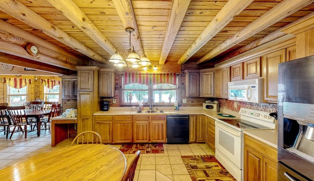 Snowbird-friendly house with lake view, fireplace, & W/D - dogs OK