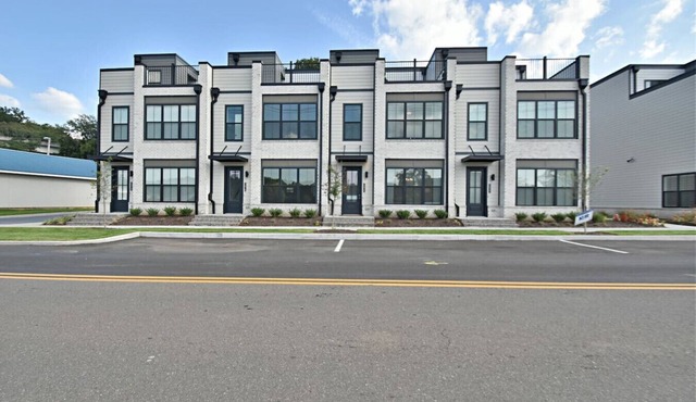SoKno w/balcony & river view - 1 min to Sevier Ave