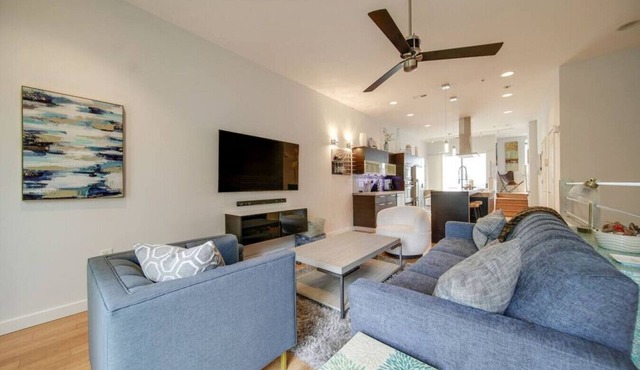 Sophisticated 3-Story | 2-BR Midterm Stay Near Uptown!