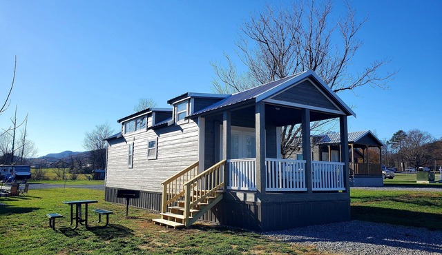 Southern Comfort: 1 BR, 1 BA Cottage in Sevierville, Sleeps 6