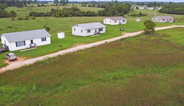 Spacious 1200sf cabin (7) in Ozark county near the river. Pets allowed.