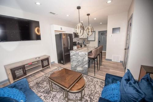 Spacious 2 bedroom Unit 4 beds sleeps 6 , D