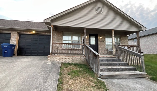 Spacious 3-Bed Townhome in Charming Somerset with the Ideal Location.
