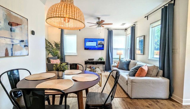 Spacious 3 bedroom/3 bathroom townhome minutes from Uptown Charlotte.