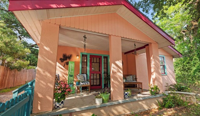 Spacious 3 Br Beach House, Only 1 1/2 Blocks From The Beach!