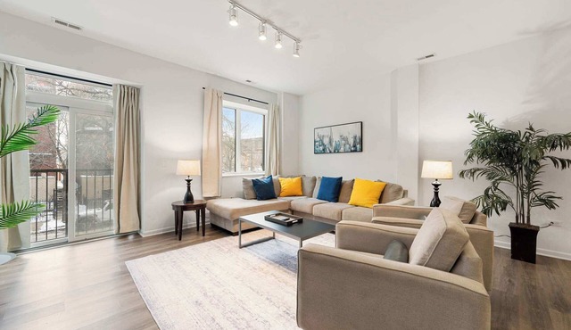 Spacious 3BR · Bronzeville/South Loop · Sleeps 8