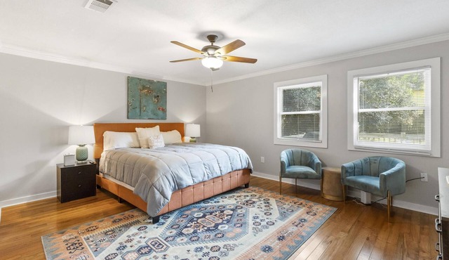 Spacious 4 bd/3 bth Family Home- The Cypress House